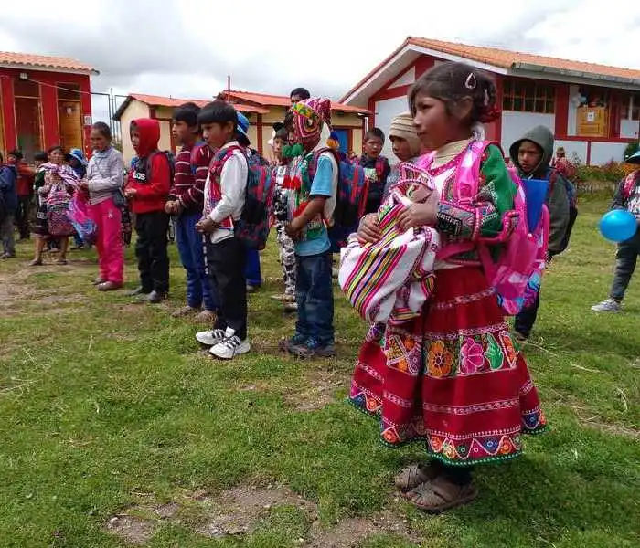 Ayuda a las niñas Terres des Incas